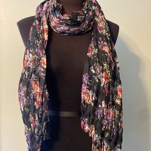 3 scarfs sold in a lot of 3